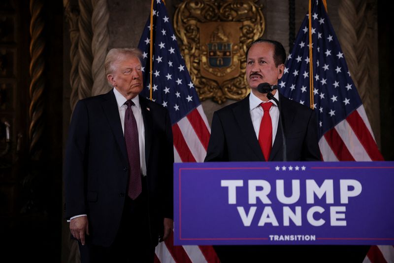 © Reuters. CEO of DAMAC Properties Hussain Sajwani makes remarks next to U.S. President-elect Donald Trump, at Mar-a-Lago in Palm Beach, Florida, U.S. January 7, 2025. REUTERS/Carlos Barria