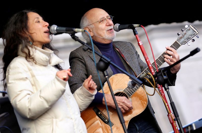 &copy; Reuters. FILE PHOTO: Singer Peter Yarrow (R) and his daughter Bethany perform at a rally by supporters of the Occupy movement against suppression of the movement by the police in Union Square in New York February 28, 2012.  REUTERS/Mike Segar/File Photo