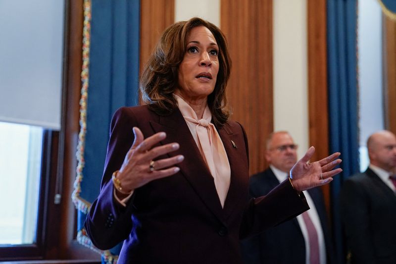 &copy; Reuters. U.S. Vice President Kamala Harris speaks to reporters, after a joint session of Congress to certify Donald Trump's election at the U.S. Capitol, in Washington, U.S. January 6, 2025. REUTERS/Elizabeth Frantz