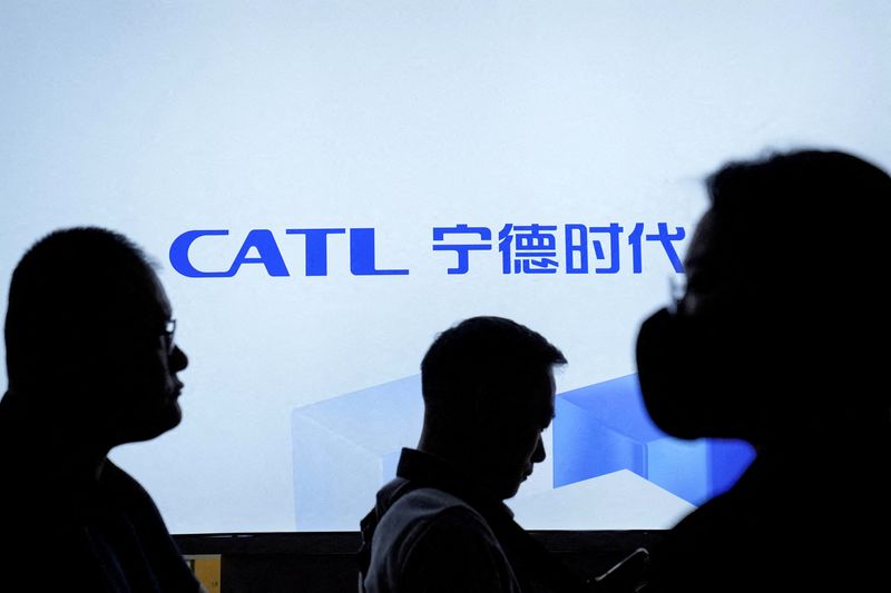 © Reuters. FILE PHOTO: People walk past a logo of the battery manufacturer Contemporary Amperex Technology Co. Limited (CATL) at the Auto Shanghai show, in Shanghai, China April 18, 2023. REUTERS/Aly Song/File Photo