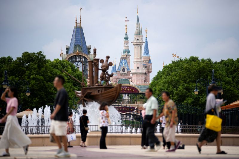 © Reuters. FILE PHOTO: People visit Shanghai Disney Resort in Shanghai, China September 5, 2023. REUTERS/Aly Song/File photo