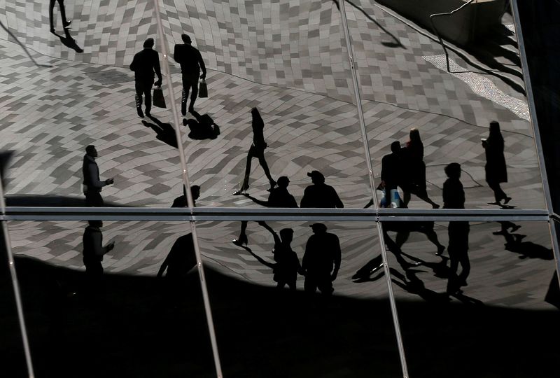 © Reuters. FILE PHOTO: Workers are reflected in an office building's windows in Sydney's Barangaroo business district in Australia's largest city, May 8, 2017. REUTERS/Jason Reed/File photo