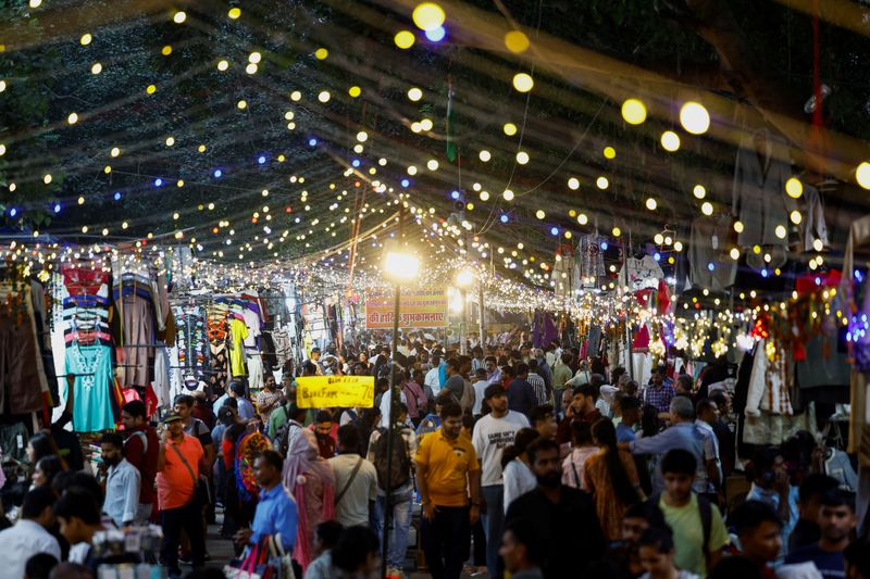 © Reuters. FILE PHOTO: People shop at a market in New Delhi, India, November 4, 2024.REUTERS/Anushree Fadnavis/File Photo