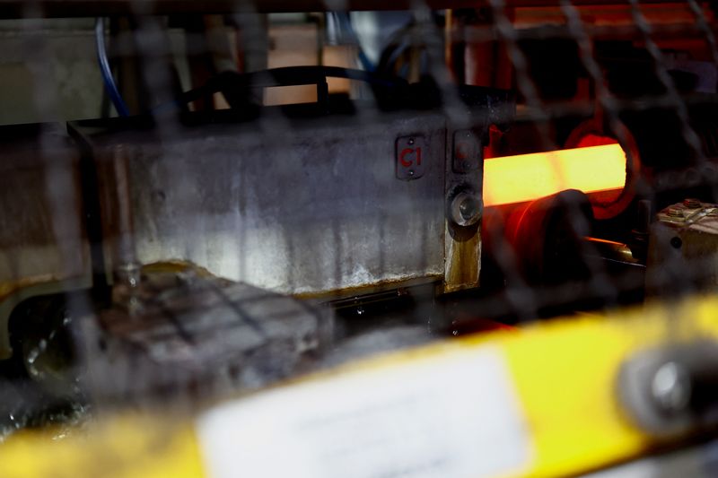 © Reuters. FILE PHOTO: A rod of CO2-reduced steel is processed at a production plant in Georgsmarienhuette, Germany, September 19, 2024. REUTERS/Leon Kuegeler/File photo