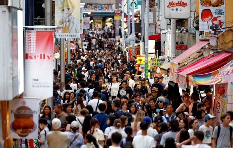 © Reuters. FILE PHOTO: People walk along Takeshita street at Harajuku shopping area in Tokyo, Japan, August 10, 2024. REUTERS/Willy Kurniawan/File Photo