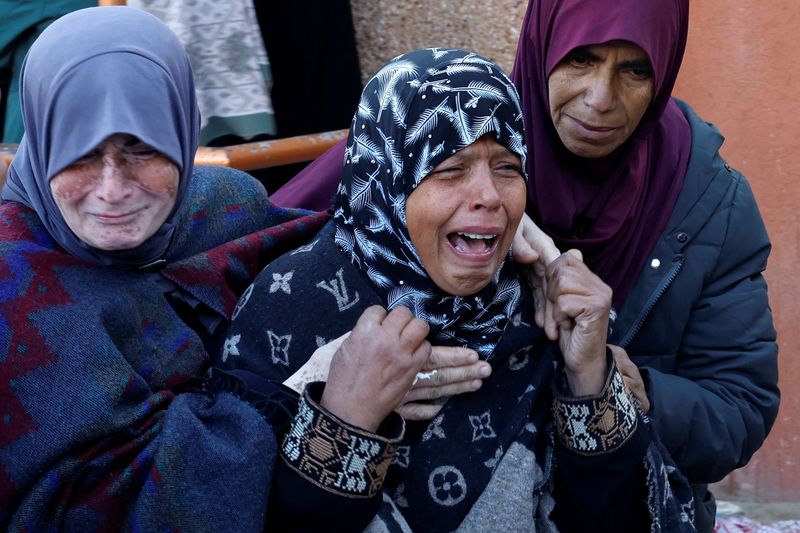 &copy; Reuters. Mourners react during the funeral of Palestinians killed in Israeli strikes, amid the Israel-Hamas conflict, in Khan Younis, in the southern Gaza Strip January 8, 2025. REUTERS/Mohammed Salem