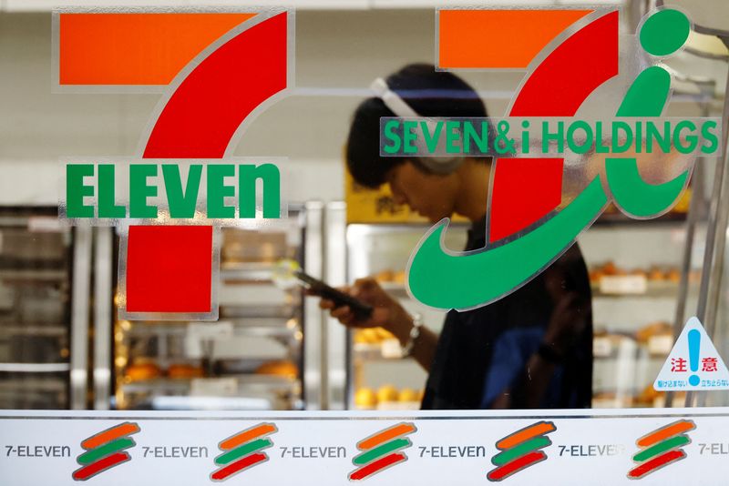 © Reuters. FILE PHOTO: Japan's Seven & I’s logo is seen at its 7-Eleven convenience store in Tokyo, Japan August 19,  2024. REUTERS/Kim Kyung-Hoon/ File Photo