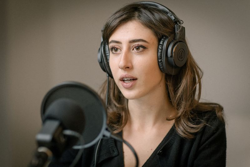 &copy; Reuters. FILE PHOTO: Italian journalist Cecilia Sala, who was arrested by police in Tehran, Iran on December 19, 2024, according to Italy's foreign ministry, records her podcast 'Stories' at her home in Rome, Italy in this undated picture released by Chora Media/v