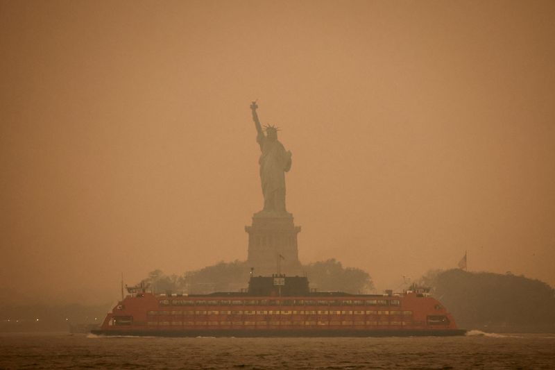 &copy; Reuters. Estátua da Liberdade coberta por fumaça em Nova York, nos EUAn06/06/2023nREUTERS/Amr Alfiky