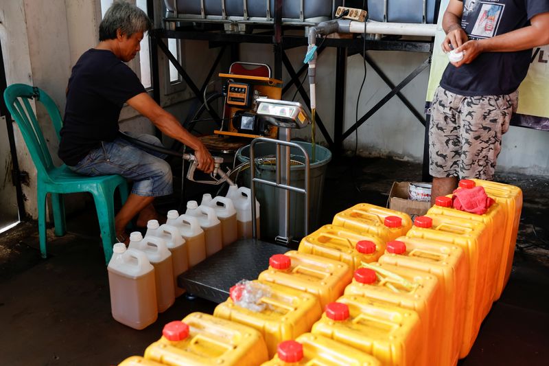 &copy; Reuters. Galões de óleo de cozinha em Jacarta, Indonésia