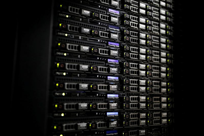 © Reuters. Racks com servidores em data center da Equinix