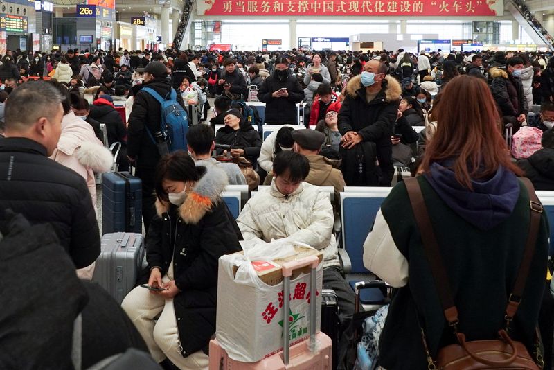 © Reuters. FILE PHOTO: Travellers wait for their trains at Shanghai Hongqiao railway station, during the Spring Festival travel rush ahead of the Chinese Lunar New Year, in Shanghai, China February 7, 2024. REUTERS/Nicoco Chan/File Photo