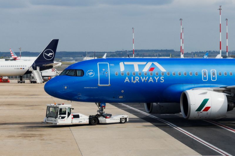 &copy; Reuters. Un aereo della compagnia aerea italiana Italia Trasporto Aereo (ITA Airways) parcheggiato accanto a un aereo Lufthansa all'aeroporto internazionale Leonardo da Vinci di Fiumicino, vicino a Roma, Italia, 23 settembre 2024. REUTERS/Remo Casilli