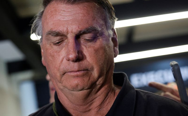 &copy; Reuters. FILE PHOTO: Brazil's former President Jair Bolsonaro talks with media upon his arrival at Brasilia International Airport, in Brasilia, Brazil November 25, 2024. REUTERS/Adriano Machado/File Photo