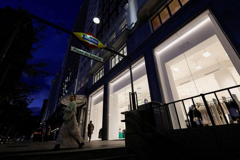 © Reuters. FILE PHOTO: A woman walks past a Zara store in central Madrid, Spain, October 17, 2024. REUTERS/Juan Medina/File Photo