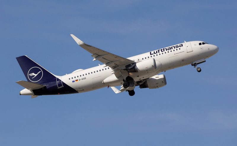 &copy; Reuters. Un Airbus A320-214 della compagnia aerea Lufthansa decolla dall'aeroporto di Malaga-Costa del Sol, a Malaga, Spagna, 3 maggio 2024. REUTERS/Jon Nazca