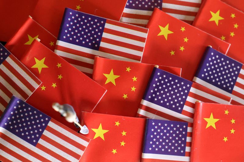 © Reuters. FILE PHOTO: China and U.S. flags are displayed alongside a miniature worker in this illustration picture taken November 7, 2024. REUTERS/Florence Lo/Illustration/File Photo