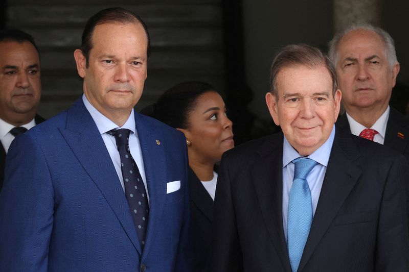 &copy; Reuters. Panama's Foreign Relations Minister Javier Eduardo Martinez-Acha Vasquez (L) welcomes Venezuelan opposition leader Edmundo Gonzalez at the Presidential Palace in Panama City, Panama January 8, 2025. REUTERS/Aris Martinez