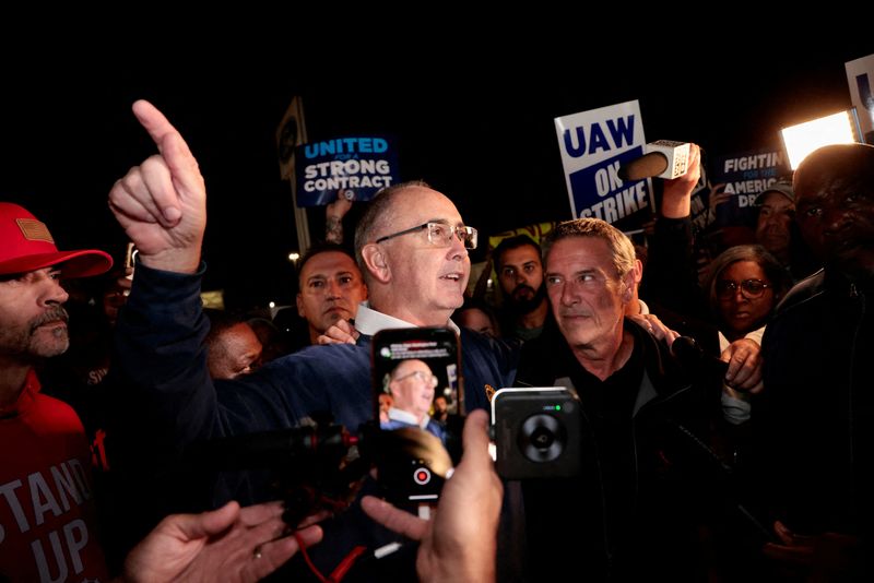 © Reuters. FILE PHOTO: United Auto Workers union President Shawn Fain joins UAW members who are on a strike, on the picket line at the Ford Michigan Assembly Plant in Wayne, Michigan, U.S., September 15, 2023.  REUTERS/Rebecca Cook/File Photo