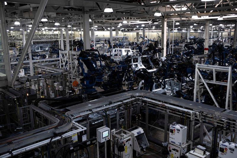 © Reuters. FILE PHOTO: Machinery assembles second-generation R1 vehicles at electric auto maker Rivian's manufacturing facility in Normal, Illinois, U.S. June 21, 2024.  REUTERS/Joel Angel Juarez/File Photo