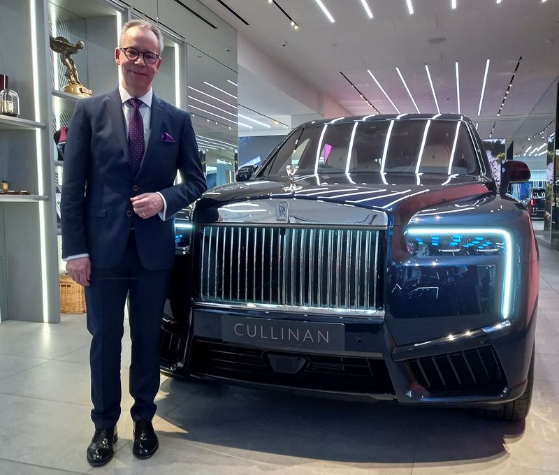 © Reuters. Rolls-Royce Chief Executive Chris Brownridge poses for a photograph in a showroom in London, Britain January 8, 2025. REUTERS/Stuart McDill