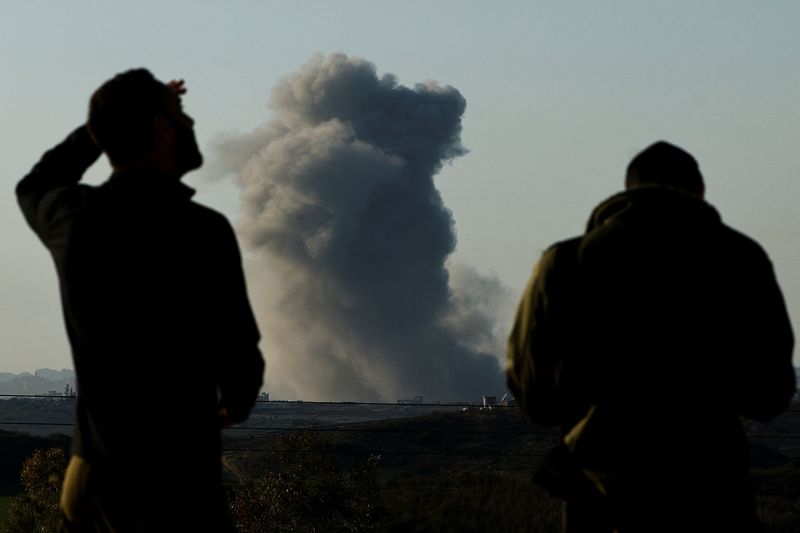 &copy; Reuters. Soldati israeliani osservano le nuvole di fumo e gli edifici in rovina a Beit Hanoun, nella Striscia di Gaza /Foto scattata l'8 gennaio 2025/REUTERS/Kai Pfaffenbach