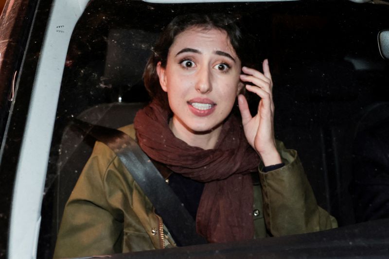 © Reuters. Italian journalist Cecilia Sala reacts as she arrives at her home, after she was freed from detention in Iran, in Rome, Italy, January 8, 2025. REUTERS/Remo Casilli