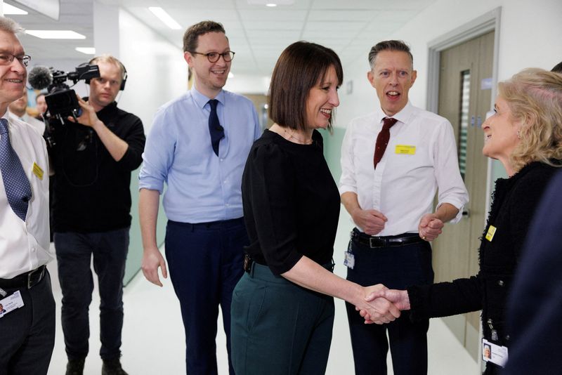 © Reuters. FILE PHOTO: Chancellor Rachel Reeves and Chief Secretary to the Treasury Darren Jones meet staff during a tour of Maidstone Hospital on December 10, 2024 in Maidstone, Britain. Dan Kitwood/Pool via REUTERS/File Photo