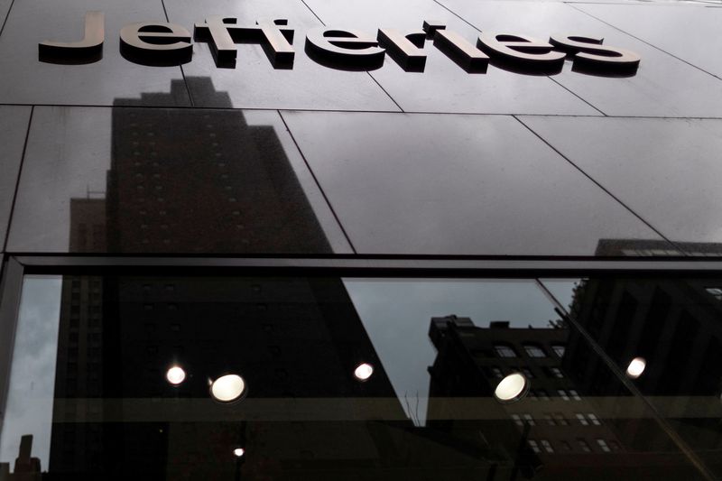 © Reuters. FILE PHOTO: General view of Jefferies Financial Group offices in Manhattan, New York City, U.S., December 8, 2021. REUTERS/Eduardo Munoz/File Photo