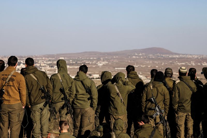 &copy; Reuters. FILE PHOTO: Israeli soldiers look into Syria, after the ousting of Syria's Bashar al-Assad, in Ein Zivan in the Israeli-occupied Golan Heights, December 25, 2024. REUTERS/Jamal Awad/File Photo