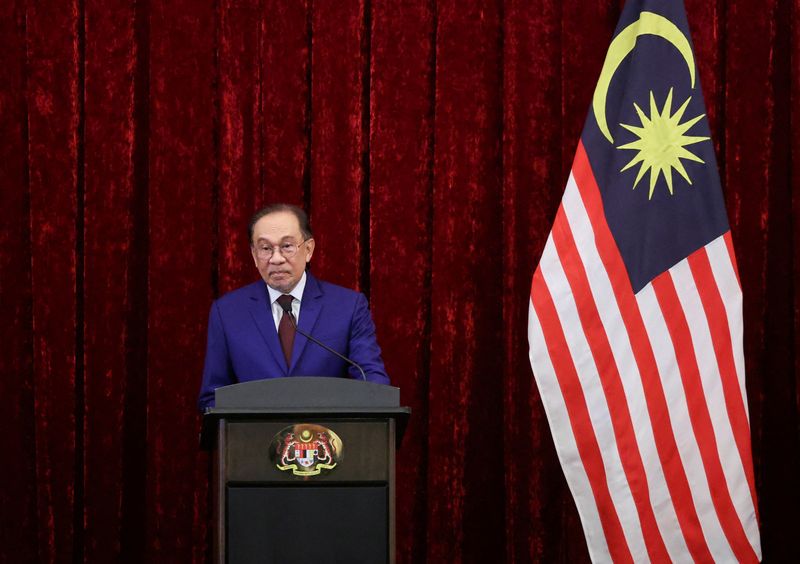 © Reuters. FILE PHOTO: Malaysian Prime Minister Anwar Ibrahim speaks during an exchange of notes after his meeting with Ethiopian Prime Minister Abiy Ahmed at Putrajaya, Malaysia October 26, 2024. REUTERS/Hasnoor Hussain/Pool/File Photo