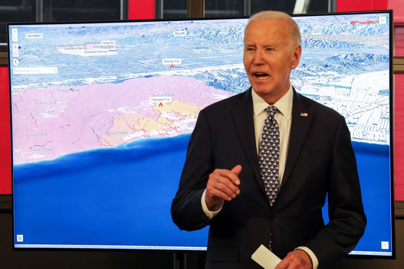 © Reuters. U.S. President Joe Biden speaks, during a visit to a Santa Monica Fire Station to receive a briefing from Cal Fire officials on the Palisades wildfire, in Santa Monica, Los Angeles County, California, U.S., January 8, 2025. REUTERS/Kevin Lamarque