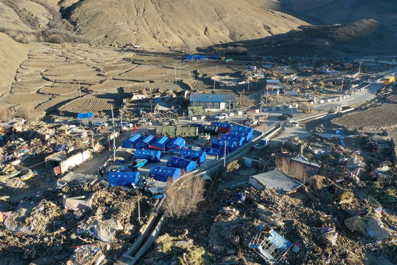 © Reuters. A drone photo shows makeshift tents for earthquake-affected residents following the earthquake that struck Tengri County, in Shigatze, Tibet Autonomous Region, China on January 8, 2025. cnsphoto via Reuters