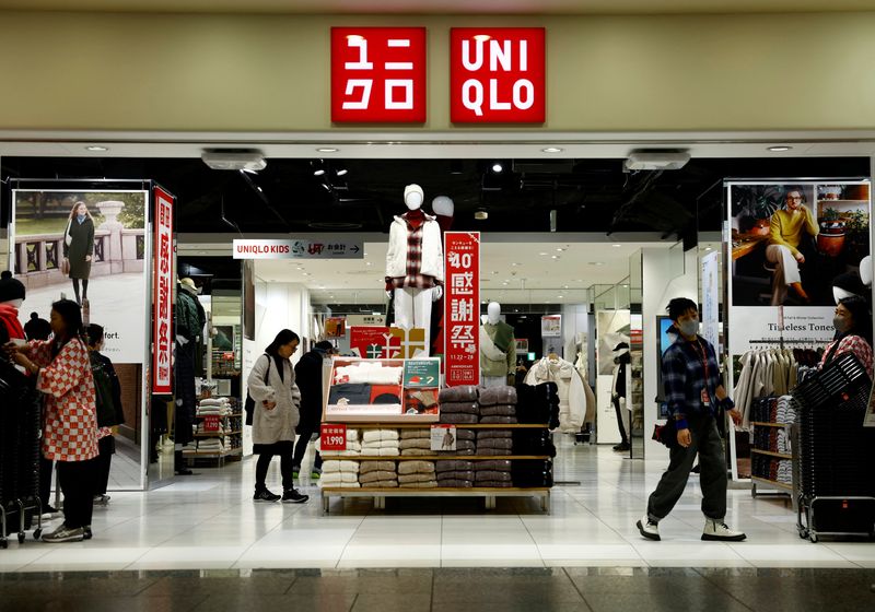 © Reuters. Shoppers look around for clothes at a Fast Retailing's Uniqlo store in Tokyo, Japan November 26, 2024.  REUTERS/Issei Kato