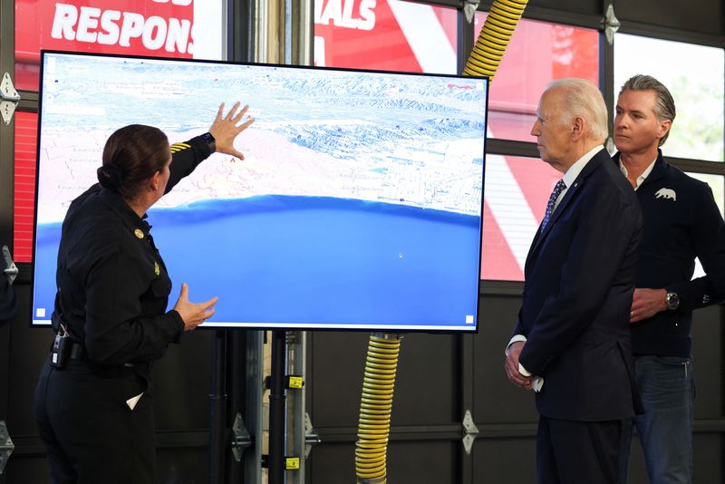 &copy; Reuters. Il presidente Usa Joe Biden durante un meeting sull'intervento contro gli incendi in California a Santa Monica. REUTERS/Kevin Lamarque