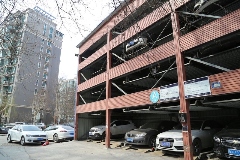 © Reuters. FILE PHOTO: A multi-storey car park is seen next to an apartment building at a housing estate in Jinan, Shandong province, China March 12, 2017. REUTERS/Stringer/File Photo