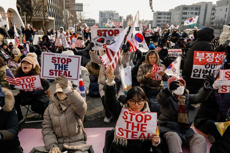 &copy; Reuters. Pro-Yoon protesters take part in a rally to support impeached South Korean President Yoon Suk Yeol near his official residence in Seoul, South Korea January 8, 2025. REUTERS/Tyrone Siu