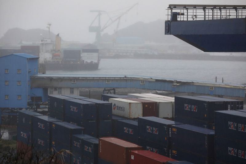 © Reuters. FILE PHOTO: Shipping containers are seen at Keelung Port in Taiwan February 13, 2023. REUTERS/I-Hwa Cheng/File Photo