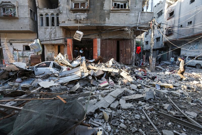 &copy; Reuters. Palestinians inspect the site of an Israeli strike on a house, amid the ongoing conflict between Israel and Hamas, in Nuseirat in the central Gaza Strip, January 9, 2025. REUTERS/Ramadan Abed