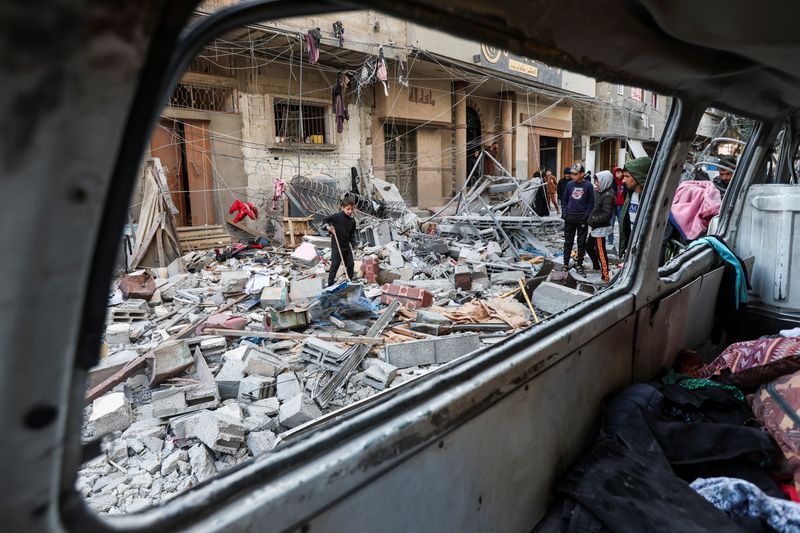 © Reuters. Palestinians inspect the site of an Israeli strike on a house, amid the ongoing conflict between Israel and Hamas, in Nuseirat in the central Gaza Strip, January 9, 2025. REUTERS/Ramadan Abed