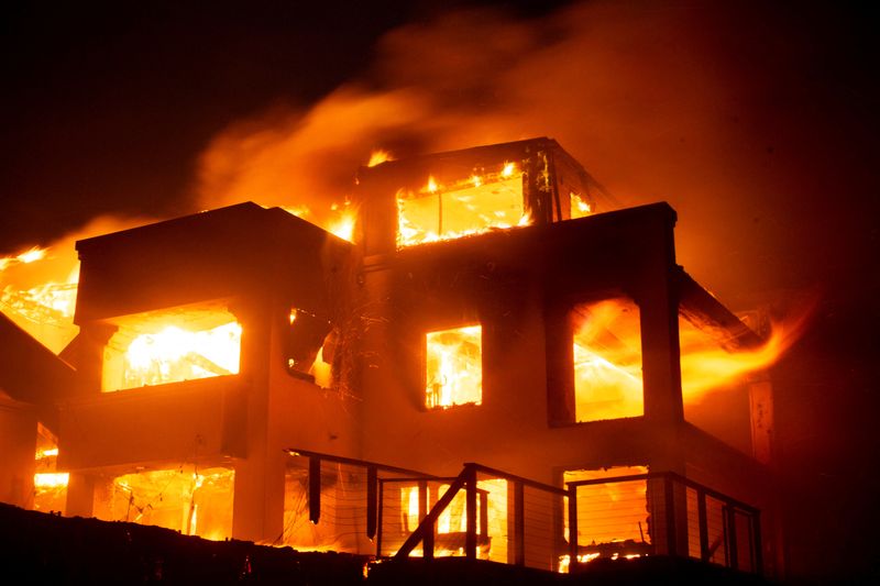 &copy; Reuters. Flames rise from a structure as the Palisades fire burns during a windstorm on the west side of Los Angeles, California, U.S. January 8, 2025. REUTERS/Ringo Chiu