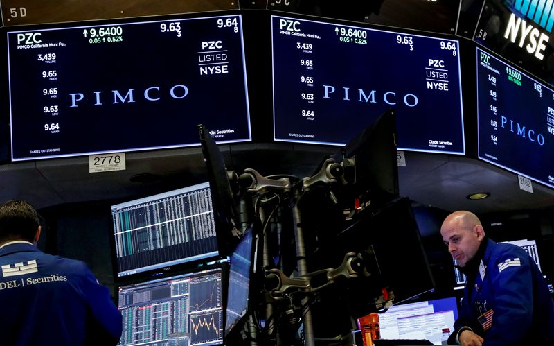 &copy; Reuters. Il ticker e le informazioni sulle negoziazioni di Pacific Investment Management Co. (Pimco) vengono visualizzati su uno schermo alla Borsa di New York (Nyse) a New York, Stati Uniti, 5 aprile 2018. REUTERS/Brendan McDermid