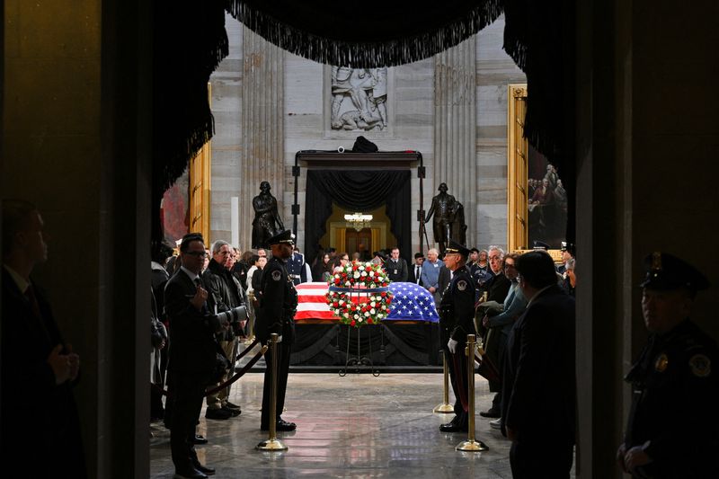 &copy; Reuters. Members of the public visit the flag-draped casket of former U.S. President Jimmy Carter, as he lies in state in the U.S. Capitol Rotunda in Washington, DC, U.S., January 8, 2025. REUTERS/Jon Cherry