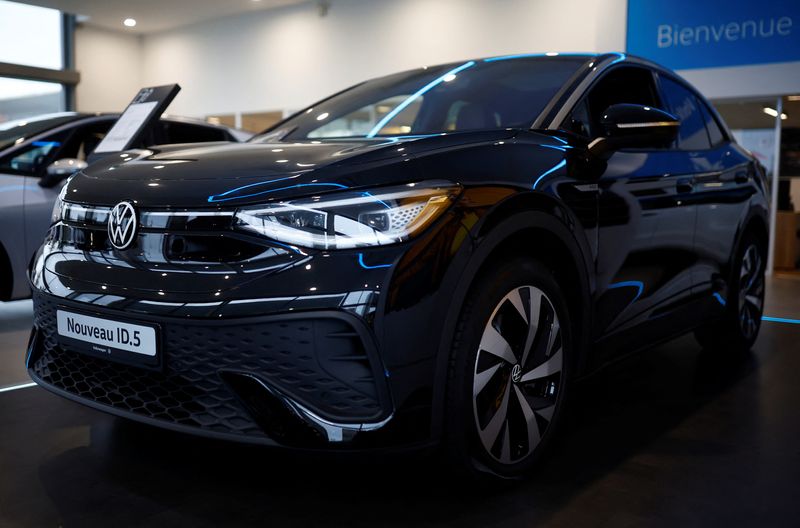 &copy; Reuters. FILE PHOTO: A Volkswagen ID.5 electric car is displayed at a showroom of a car dealer in Reze near Nantes, France, November 13, 2023. REUTERS/Stephane Mahe/File Photo