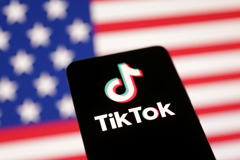 &copy; Reuters. FILE PHOTO: U.S. flag and TikTok logo are seen in this illustration taken January 8, 2025. REUTERS/Dado Ruvic/Illustration/File Photo