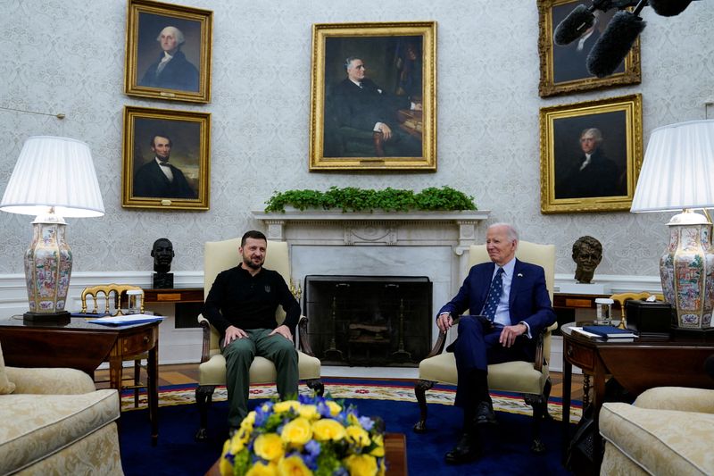 © Reuters. FILE PHOTO: U.S. President Joe Biden meets with Ukraine's President Volodymyr Zelenskiy at the White House in Washington, U.S., September 26, 2024. REUTERS/Elizabeth Frantz/File Photo