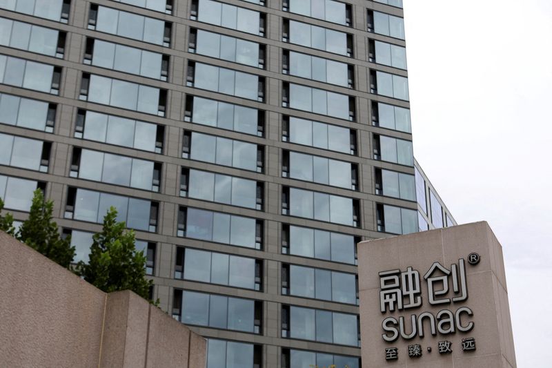 &copy; Reuters. FILE PHOTO: The logo of property developer Sunac is seen outside a residential compound in Beijing, China September 19, 2023. REUTERS/Florence Lo/File Photo