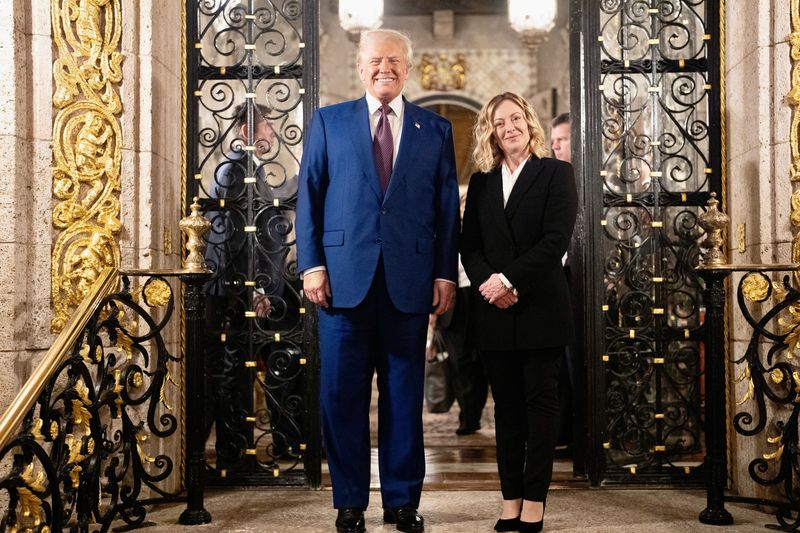 © Reuters. FILE PHOTO: US President-elect Donald Trump meets with Italian Prime Minister Giorgia Meloni at Mar-a-Lago in Palm Beach, Florida, US on January 4, 2025. Italian Government/Handout via Reuters/File photo