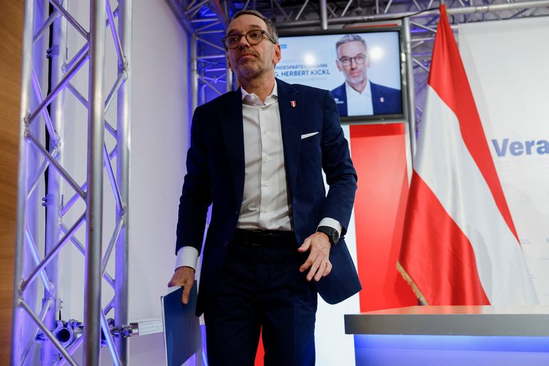 © Reuters. FILE PHOTO: Far-right Freedom Party (FPOe) leader Herbert Kickl leaves after addressing the media in Vienna, Austria, January 7, 2025. REUTERS/Lisa Leutner/File Photo