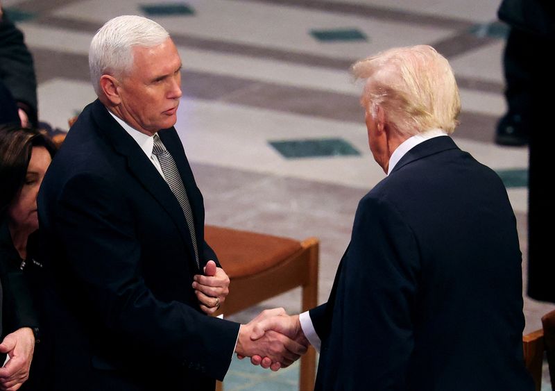 &copy; Reuters. U.S. President-elect Donald Trump shakes hands with former U.S. Vice President Mike Pence on the day of the State Funeral for former U.S. President Jimmy Carter at the Washington National Cathedral in Washington, U.S., January 9, 2025. REUTERS/Brendan McD